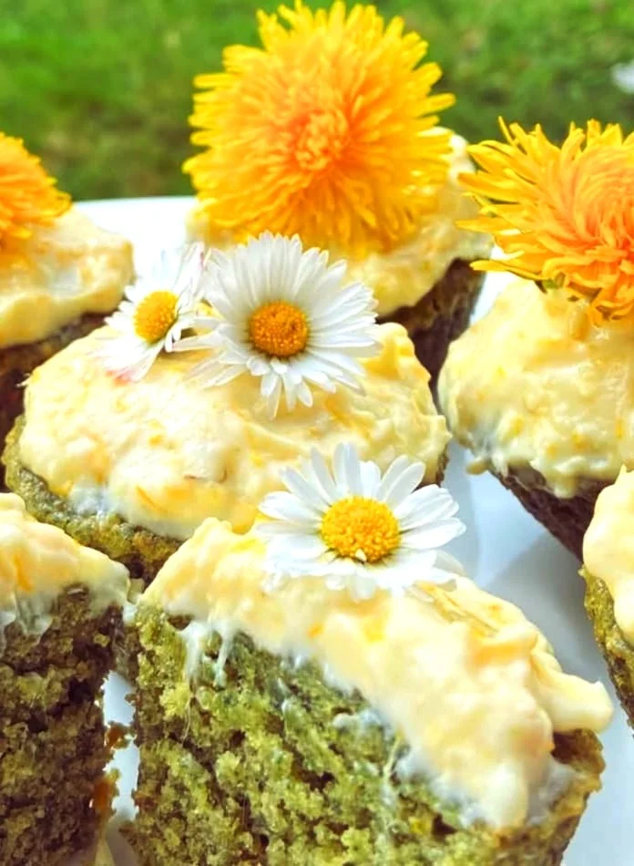 Kuchen mit essbaren Blüten