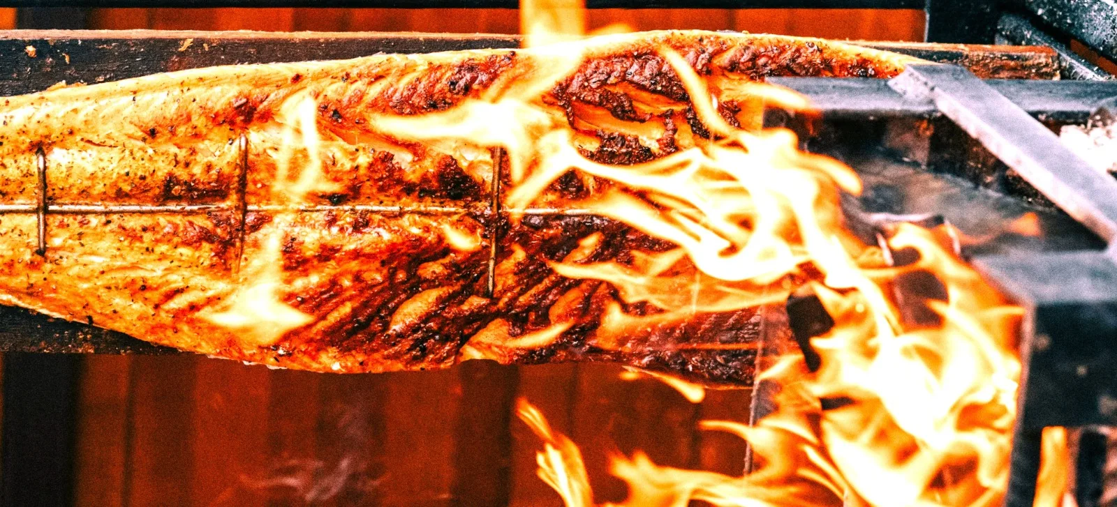 Flammlachs am offenen Feuer über der Glut