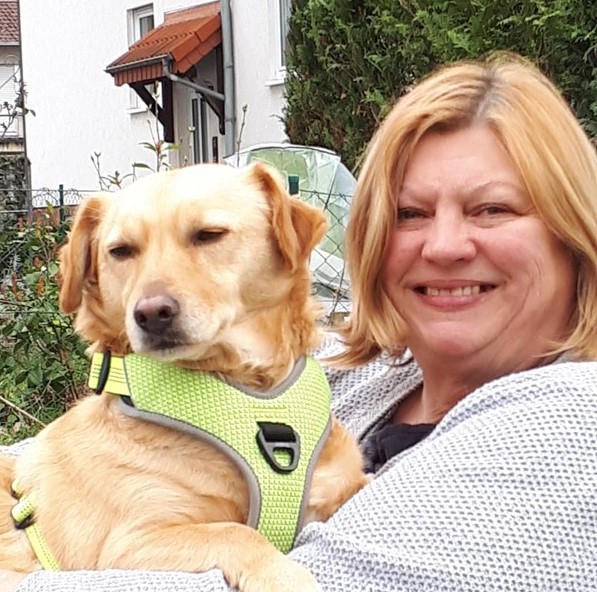 Elke Schlemm mit ihrem Hund im Garten